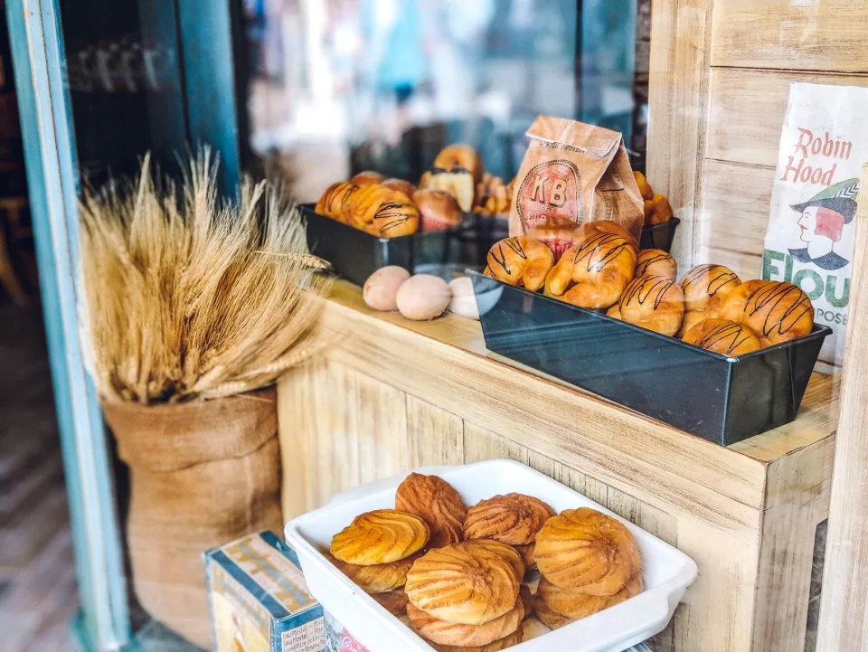 Bánh bông lan trứng muối cắt lát