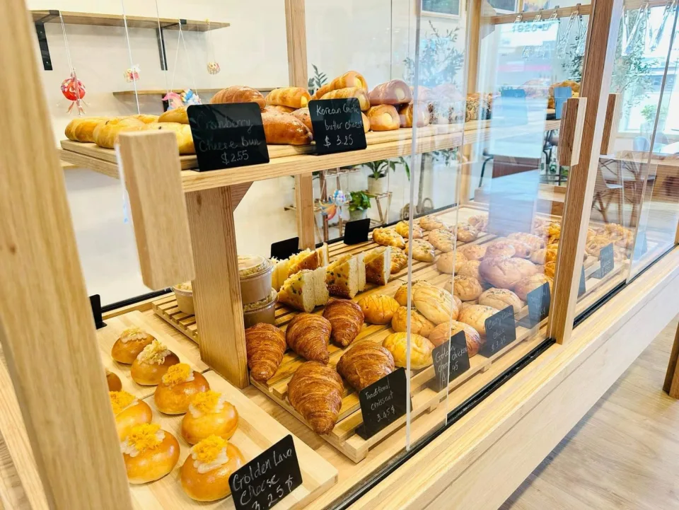 Khay bánh mì mới ra lò